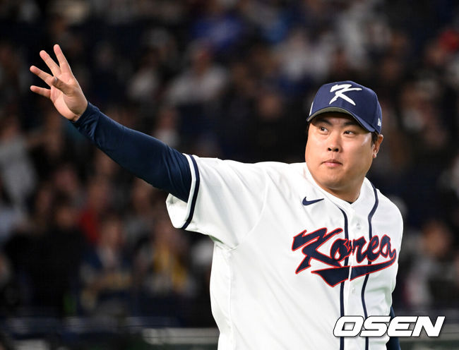 [OSEN=도쿄(일본), 손용호 기자] 5일 일본 도쿄돔에서 월드베이스볼클래식(WBC) 조별리그 C조 한국과 체코의 경기가열렸다.한국은 소형준, 체코는 다니엘 파디샥을 선발투수로 내세웠다.2006년 4강, 2009년 준우승을 차지한 경험이 있는 한국은 이후 3개 대회(2013년, 2017년, 2023년)에서 모두 8강 토너먼트 진출에 실패했다. 이번 대회에서는 17년 만에 본선 토너먼트 진출을 노린다.경기에 앞서 한국 류현진이 그라운드로 입장하며 인사하고 있다. 2026.03.05/spjj@osen.co.kr