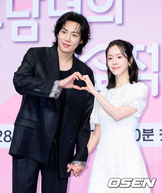 [OSEN=이대선 기자] 26일 오후 더 링크호텔 서울에서 JTBC 새 드라마 ‘미혼남녀의 효율적 만남’ 제작발표회가 열렸다.‘미혼남녀의 효율적 만남’은 사랑을 결심한 여자가 소개팅에 나가 다른 매력을 가진 두 남자를 만나고 끌리고 또 흔들리면서 결국 진정한 사랑의 의미를 찾아 나가는 이야기를 그리는 드라마다.배우 이기택, 한지민이 포토타임을 가지고 있다. 2026.02.26 /sunday@osen.co.kr