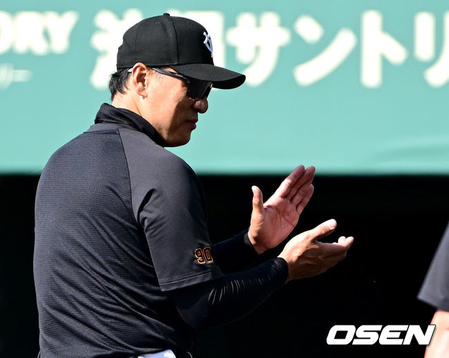 [OSEN=오키나와(일본), 최규한 기자] 프로야구 삼성 라이온즈가 28일 일본 오키나와 나하 셀룰러 스타디움에서 일본프로야구 요미우리 자이언츠와 연습경기를 펼쳤다.삼성은 요미우리를 상대로 최원태를 선발로 내세운다.이승엽 요미우리 타격코치가 훈련을 마치고 그라운드를 나서며 선수들에게 인사를 전하고 있다. 2026.02.28 / dreamer@osen.co.kr