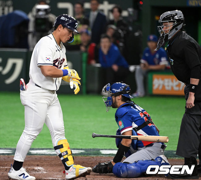 [OSEN=도쿄(일본), 손용호 기자] 8일 일본 도쿄돔에서 2026 월드베이스볼클래식(WBC) 1라운드 C조 조별리그 대한민국과 대만의 경기가열렸다.한국은 전날(7일) 일본과의 경기에서 6-8로 석패했다. 앞서 체코전을 11-4로 잡았던 한국은 1승1패를 마크하게 됐고, 남은 대만전과 호주전에 사활을 걸어야 한다.5회말 무사에서 한국 안현민이 볼넷으로 출루하고 있다. 2026.03.08/spjj@osen.co.kr