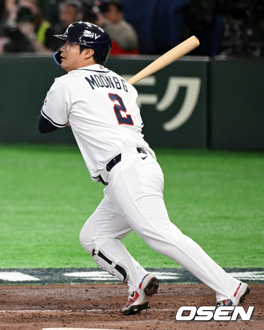 [OSEN=도쿄(일본), 손용호 기자] 8일 일본 도쿄돔에서 2026 월드베이스볼클래식(WBC) 1라운드 C조 조별리그 대한민국과 대만의 경기가열렸다.한국은 전날(7일) 일본과의 경기에서 6-8로 석패했다. 앞서 체코전을 11-4로 잡았던 한국은 1승1패를 마크하게 됐고, 남은 대만전과 호주전에 사활을 걸어야 한다.5회말 무사 1루에서 한국 문보경이 중전 안타를 날리고 있다. 2026.03.08/spjj@osen.co.kr