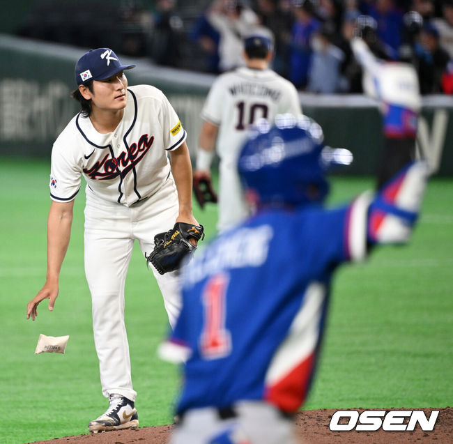 [OSEN=도쿄(일본), 손용호 기자] 8일 일본 도쿄돔에서 2026 월드베이스볼클래식(WBC) 1라운드 C조 조별리그 대한민국과 대만의 경기가열렸다.한국은 전날(7일) 일본과의 경기에서 6-8로 석패했다. 앞서 체코전을 11-4로 잡았던 한국은 1승1패를 마크하게 됐고, 남은 대만전과 호주전에 사활을 걸어야 한다.6회초 무사에서 한국 곽빈이 대만 정쭝저에게 중월 솔로포를 허용하며 아쉬워하고 있다. 2026.03.08/spjj@osen.co.kr