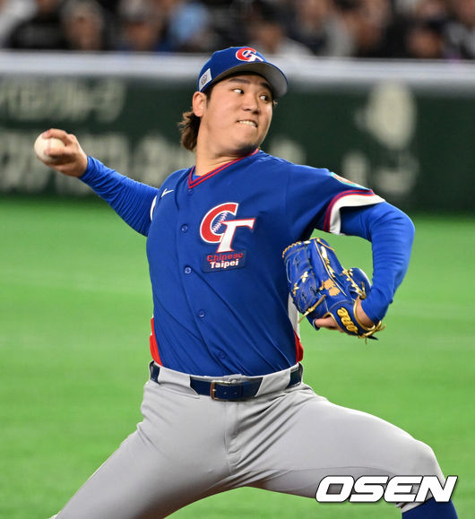 [OSEN=도쿄(일본), 손용호 기자] 8일 일본 도쿄돔에서 2026 월드베이스볼클래식(WBC) 1라운드 C조 조별리그 대한민국과 대만의 경기가열렸다.한국은 전날(7일) 일본과의 경기에서 6-8로 석패했다. 앞서 체코전을 11-4로 잡았던 한국은 1승1패를 마크하게 됐고, 남은 대만전과 호주전에 사활을 걸어야 한다.1회말 대만 구린루리양이 역투하고 있다. 2026.03.08/spjj@osen.co.kr