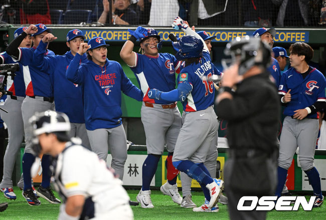 [OSEN=도쿄(일본), 손용호 기자] 8일 일본 도쿄돔에서 2026 월드베이스볼클래식(WBC) 1라운드 C조 조별리그 대한민국과 대만의 경기가열렸다.한국은 전날(7일) 일본과의 경기에서 6-8로 석패했다. 앞서 체코전을 11-4로 잡았던 한국은 1승1패를 마크하게 됐고, 남은 대만전과 호주전에 사활을 걸어야 한다.2회초 무사에서 대만 장위청이 선제 좌중월 솔로포를 날리고 더그아웃의 동료선수들과 기뻐하고 있다. 2026.03.08/spjj@osen.co.kr