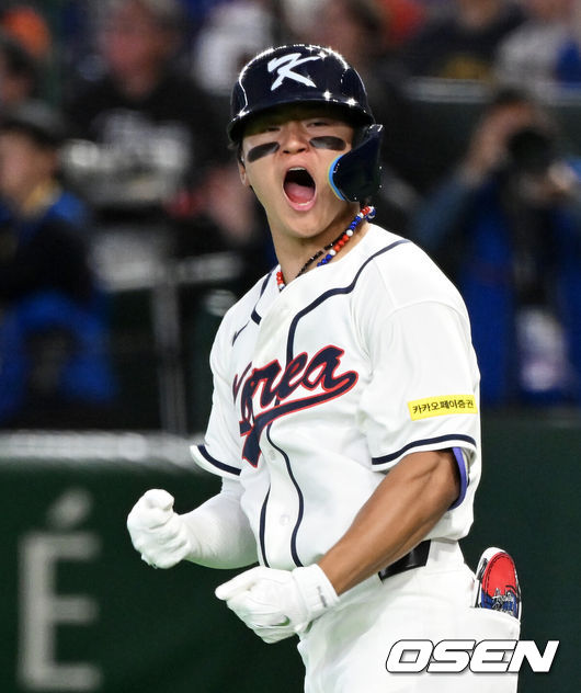 [OSEN=도쿄(일본), 손용호 기자] 8일 일본 도쿄돔에서 2026 월드베이스볼클래식(WBC) 1라운드 C조 조별리그 대한민국과 대만의 경기가열렸다.한국은 전날(7일) 일본과의 경기에서 6-8로 석패했다. 앞서 체코전을 11-4로 잡았던 한국은 1승1패를 마크하게 됐고, 남은 대만전과 호주전에 사활을 걸어야 한다.6회말 1사 1루에서 한국 김도영이 역전 좌월 투런포를 날리며 기뻐하고 있다. 2026.03.08/spjj@osen.co.kr