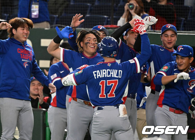 [OSEN=도쿄(일본), 손용호 기자] 8일 일본 도쿄돔에서 2026 월드베이스볼클래식(WBC) 1라운드 C조 조별리그 대한민국과 대만의 경기가열렸다.한국은 전날(7일) 일본과의 경기에서 6-8로 석패했다. 앞서 체코전을 11-4로 잡았던 한국은 1승1패를 마크하게 됐고, 남은 대만전과 호주전에 사활을 걸어야 한다.8회초 2사 2루에서 대만 스튜어트 페어차일드가 역전 우월 투런포를 날리며 동료선수들과 기뻐하고 있다. 2026.03.08/spjj@osen.co.kr
