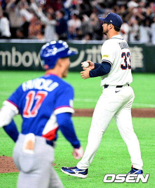 [OSEN=도쿄(일본), 손용호 기자] 8일 일본 도쿄돔에서 2026 월드베이스볼클래식(WBC) 1라운드 C조 조별리그 대한민국과 대만의 경기가열렸다.한국은 전날(7일) 일본과의 경기에서 6-8로 석패했다. 앞서 체코전을 11-4로 잡았던 한국은 1승1패를 마크하게 됐고, 남은 대만전과 호주전에 사활을 걸어야 한다.8회초 2사 2루에서 한국 데인 더닝이 대만 스튜어트 페어차일드에 역전 우월 투런포를 허용하며 아쉬워하고 있다. 2026.03.08/spjj@osen.co.kr