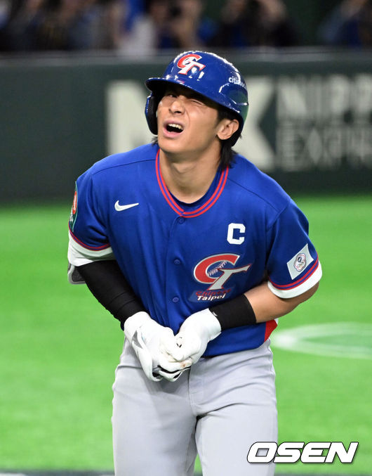 [OSEN=도쿄(일본), 손용호 기자] 5일 일본 도쿄돔에서 월드베이스볼클래식(WBC) 조별리그 첫 경기 호주와 대만의 경기가열렸다.우리 대표팀은 체코와 WBC 조별리그 1차전에서 격돌한다.대만 천제쉔(천제센)이 타구에 맞아 손가락 부상을 당했다. 2026.03.05/spjj@osen.co.kr