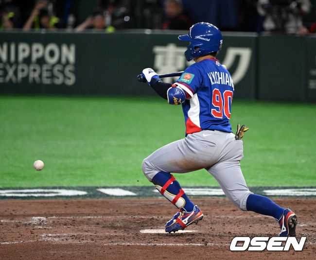 [OSEN=도쿄(일본), 손용호 기자] 8일 일본 도쿄돔에서 2026 월드베이스볼클래식(WBC) 1라운드 C조 조별리그 대한민국과 대만의 경기가열렸다.한국은 전날(7일) 일본과의 경기에서 6-8로 석패했다. 앞서 체코전을 11-4로 잡았던 한국은 1승1패를 마크하게 됐고, 남은 대만전과 호주전에 사활을 걸어야 한다.연장 10회초 무사 1,3루에서 대만 장쿤위가 스퀴즈 번트를 성공하고 있다. 2026.03.08/spjj@osen.co.kr