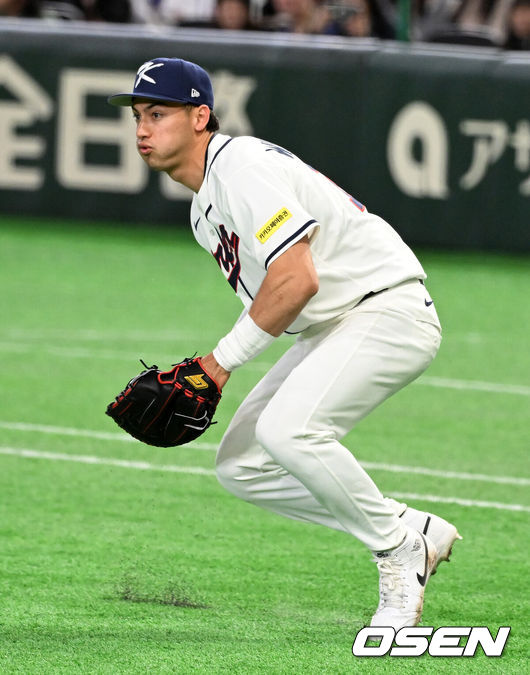 [OSEN=도쿄(일본), 손용호 기자] 8일 일본 도쿄돔에서 2026 월드베이스볼클래식(WBC) 1라운드 C조 조별리그 대한민국과 대만의 경기가열렸다.한국은 전날(7일) 일본과의 경기에서 6-8로 석패했다. 앞서 체코전을 11-4로 잡았던 한국은 1승1패를 마크하게 됐고, 남은 대만전과 호주전에 사활을 걸어야 한다.연장 10회초 무사 2루에서 한국 위트컴이 대만 린자정의 보내기 번트에 3루로 송구하고 있다. 2루주자 천제셴은 3루에서 세이프. 2026.03.08/spjj@osen.co.kr