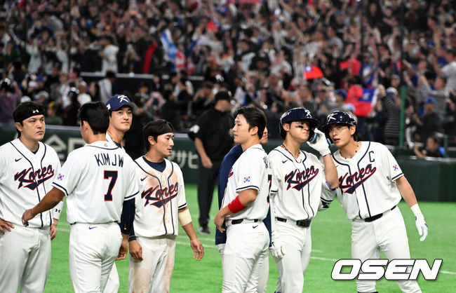 [OSEN=도쿄(일본), 손용호 기자] 한국 대표팀이 연장 접전 끝에 다시 한 번 대만에 패했다.한국은 8일 일본 도쿄돔에서 열린 '2026 월드베이스볼클래식(WBC) 1라운드 C조 3차전 대만과의 경기에서 연장 10회 접전 끝에 4-5로 패했다. 이로써 한국은 1승2패가 됐고 대만은 2승2패로 마지막 희망을 살렸다.경기를 마치고 한국 선수들이 패배를 아쉬워하고 있다. 2026.03.08/spjj@osen.co.kr
