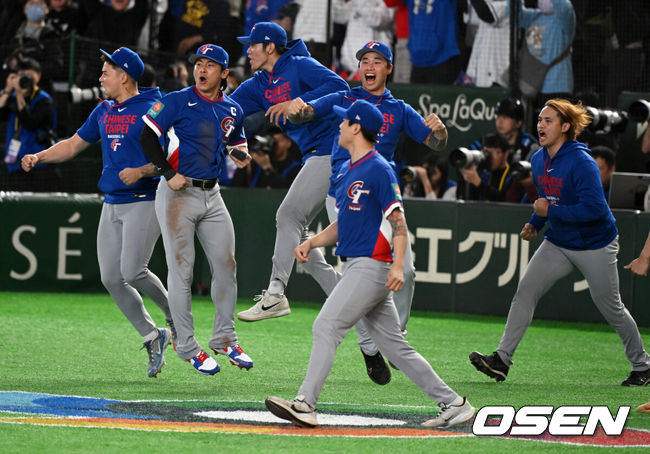 [OSEN=도쿄(일본), 손용호 기자] 한국 대표팀이 연장 접전 끝에 다시 한 번 대만에 패했다.한국은 8일 일본 도쿄돔에서 열린 '2026 월드베이스볼클래식(WBC) 1라운드 C조 3차전 대만과의 경기에서 연장 10회 접전 끝에 4-5로 패했다. 이로써 한국은 1승2패가 됐고 대만은 2승2패로 마지막 희망을 살렸다.대만 선수들이 승리를 기뻐하고 있다. 2026.03.08/spjj@osen.co.kr