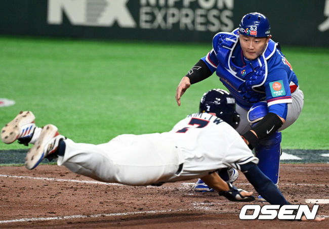 [OSEN=도쿄(일본), 손용호 기자] 8일 일본 도쿄돔에서 2026 월드베이스볼클래식(WBC) 1라운드 C조 조별리그 대한민국과 대만의 경기가열렸다.한국은 전날(7일) 일본과의 경기에서 6-8로 석패했다. 앞서 체코전을 11-4로 잡았던 한국은 1승1패를 마크하게 됐고, 남은 대만전과 호주전에 사활을 걸어야 한다.연장 10회말 1사 3루에서 한국 김주원이 김혜성의 1루 땅볼에 홈에서 대만 린자정에 태그아웃 당하고 있다. 2026.03.08/spjj@osen.co.kr