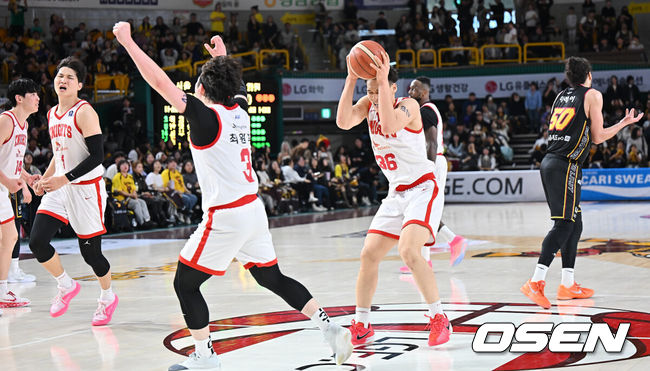 [OSEN=창원, 이석우 기자] 8일 창원 체육관에서 2025-2026 LG전자 프로농구 창원 LG와 서울 SK의 경기가 열렸다.  시즌 내내 1위를 지켜온 창원 LG가 A매치 브레이크 이후 조금씩 상승세를 타며 2위를 노리는 서울 SK에게 70-71로 아쉽게 패했다.서울 SK 선수들이 짜릿한 1점차 승리를 거두고 기뻐하고 있다. 2026.03.08 / foto0307@osen.co.kr