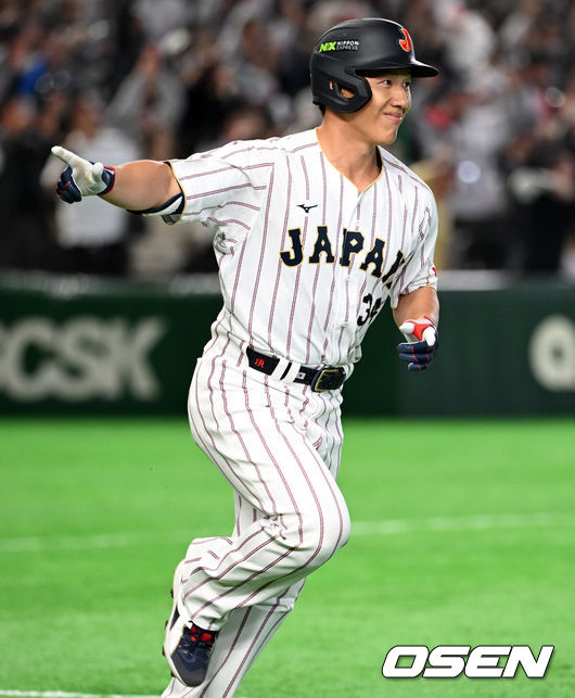 [OSEN=도쿄(일본), 손용호 기자] 7일 일본 도쿄돔에서 2026 월드베이스볼클래식(WBC) 조별리그 C조 대한민국과 일본의 경기가열렸다.한국은 잠수함 고영표, 일본은 좌완 기쿠치 유세이를 선발로 내세웠다. WBC에서 2006년 4강, 2009년 준우승을 차지한 한국은 이후 3개 대회(2013년, 2017년, 2023년)에서 연달아 1라운드를 통과하지 못하고 있다. 이번 대회에서는 8강 토너먼트 복귀를 목표로 대회에 임하고 있다. 지난 5일 체코와의 첫 경기에서는 11-4로 대승을 거두며 좋은 출발을 했다.3회말 2사에서 일본 요시다가 우월 솔로포를 날리고 있다. 2026.03.07/spjj@osen.co.kr