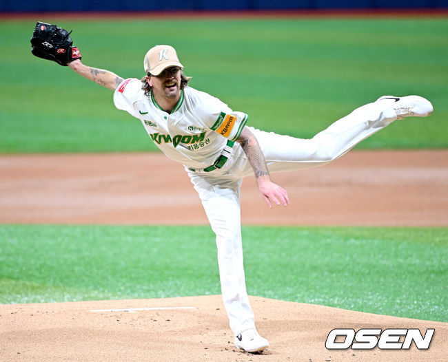 [OSEN=고척, 최규한 기자] 22일 오후 서울 고척스카이돔에서 ‘2025 신한 SOL Bank KBO리그’ 키움 히어로즈와 롯데 자이언츠의 경기가 열렸다.홈팀 키움은 라클란 웰스, 방문팀 롯데는 나균안을 선발로 내세웠다.1회초 키움 선발 라클란 웰스가 힘차게 공을 뿌리고 있다. 2025.07.22 / dreamer@osen.co.kr