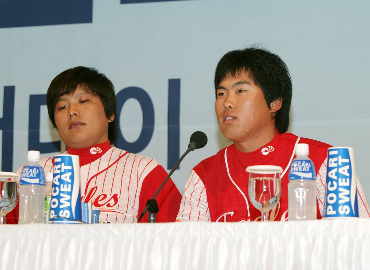 2006년 간판타자 김태균(왼쪽)과 함께 개막 미디어데이에 참석한 신인 류현진. 아직 프로 데뷔전도 치르기 전이다. 사진 한화 이글스