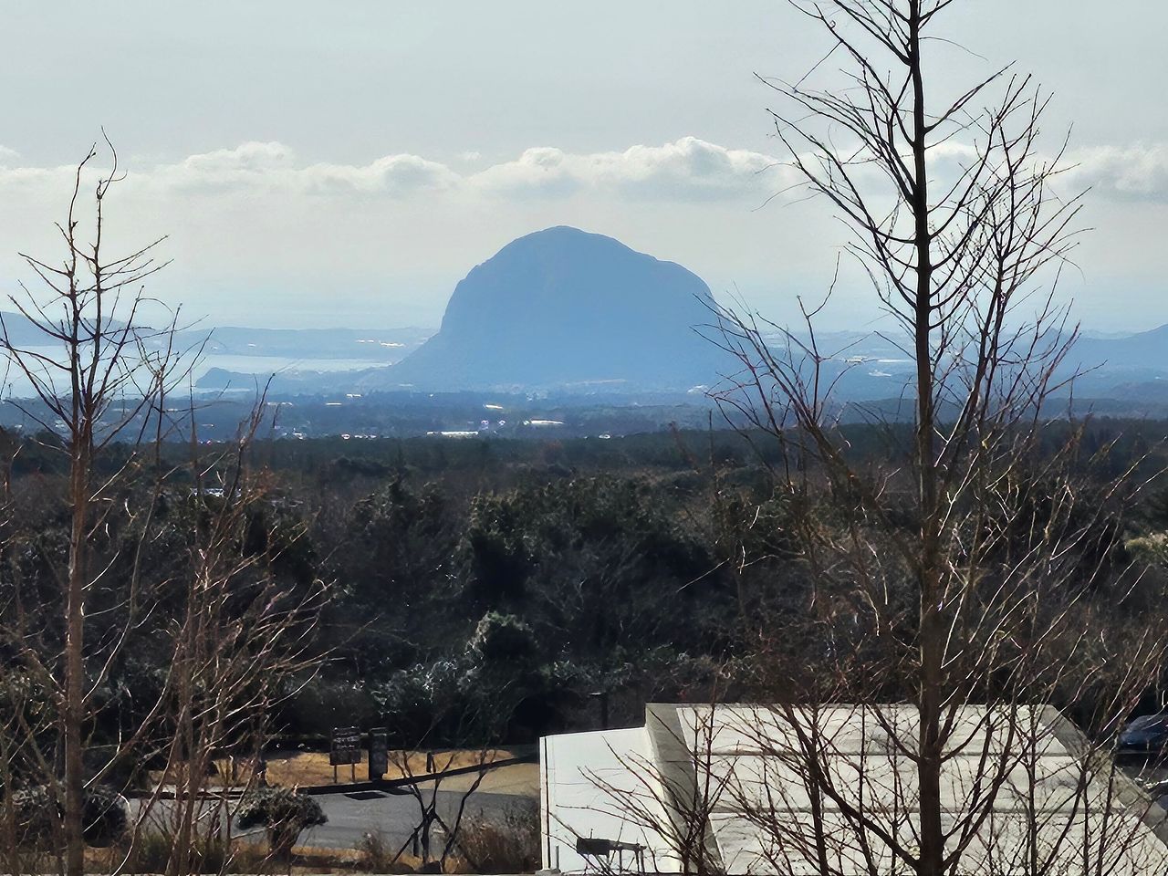 본태박물관 본스타에서 조망한 산방산 일대 풍경. 사진 본태박물관