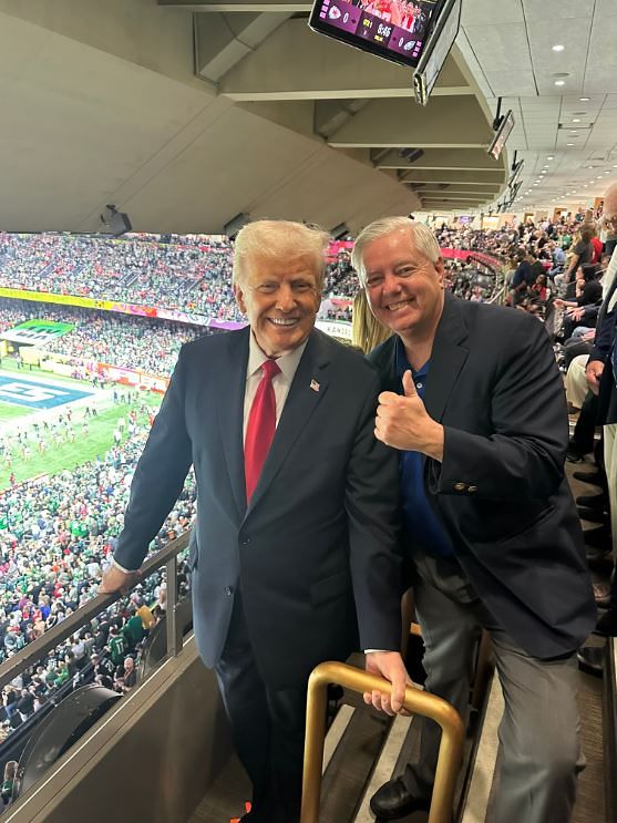 도널드 트럼프 대통령(왼쪽)이 지난해 2월 9일(현지시간) 현직 미국 대통령으로는 처음으로 미국프로풋볼(NFL) 결승전인 슈퍼볼을 관람한 날 린지 그레이엄 상원의원과 기념 사진을 찍고 있다. 사진 X(옛 트위터) 캡처