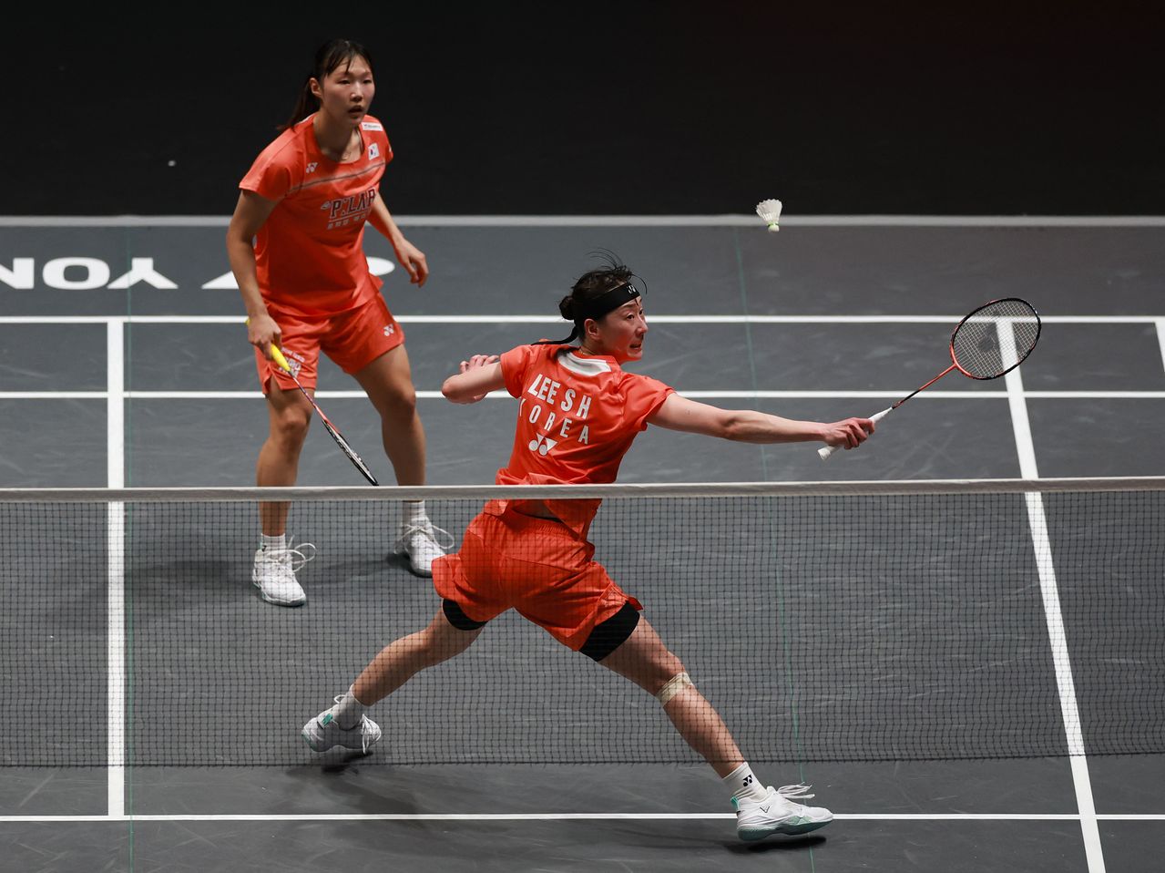  7일(현지시간) 영국 버밍엄 유틸리타 아레나에서 열린 2026 세계배드민턴연맹(BWF) 월드투어 슈퍼 1000 전영오픈 여자복식 준결승에서 이소희(오른쪽)와 백하나(한국)가 탄 펄리-티나 무랄리타란(말레이시아) 조를 상대로 경기하고 있다. 로이터=연합뉴스