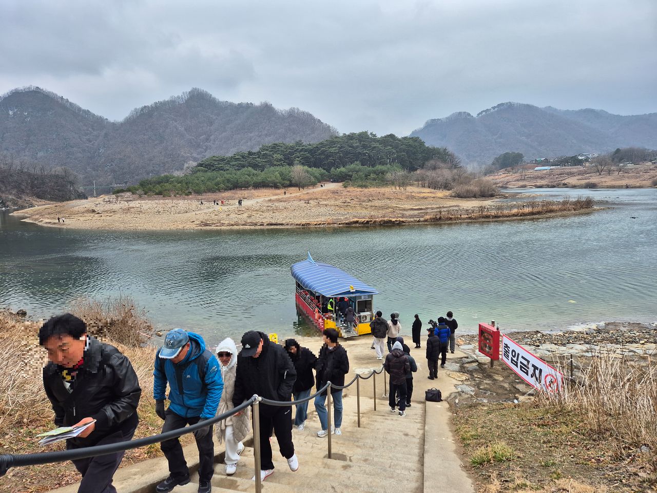 6일 오전 찾은 강원도 영월군 남면 광천리 청령포는 영화 '왕과 사는 남자'의 흥행으로 관광객의 발길이 줄을 이었다. 박진호 기자. 