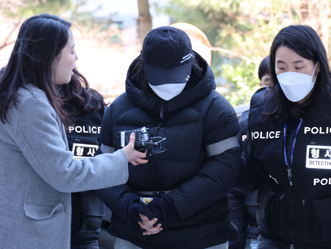 생후 20개월 된 딸을 방임해 숨지게 한 혐의를 받는 20대 친모가 7일 오후 구속 전 피의자 심문(영장실질심사)이 열리는 인천지법에 들어서고 있다. 연합뉴스