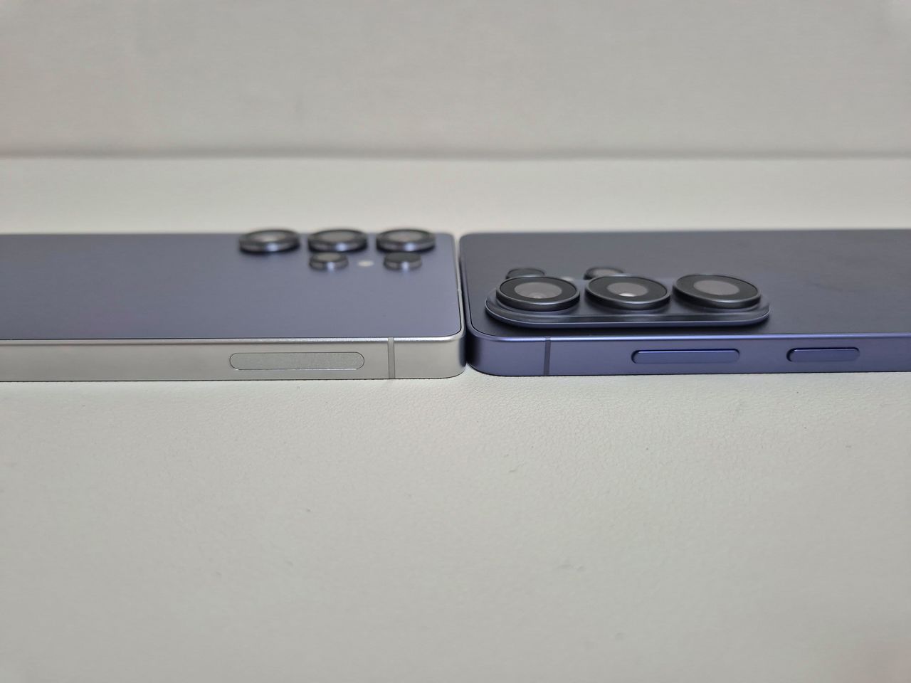 삼성전자의 갤럭시 S26 울트라 신제품(오른쪽)과 전작인 S25 울트라(왼쪽) 모습이다. S26 울트라 후면에 카메라 섬(범프)이 튀어나와 있다. 이우림 기자