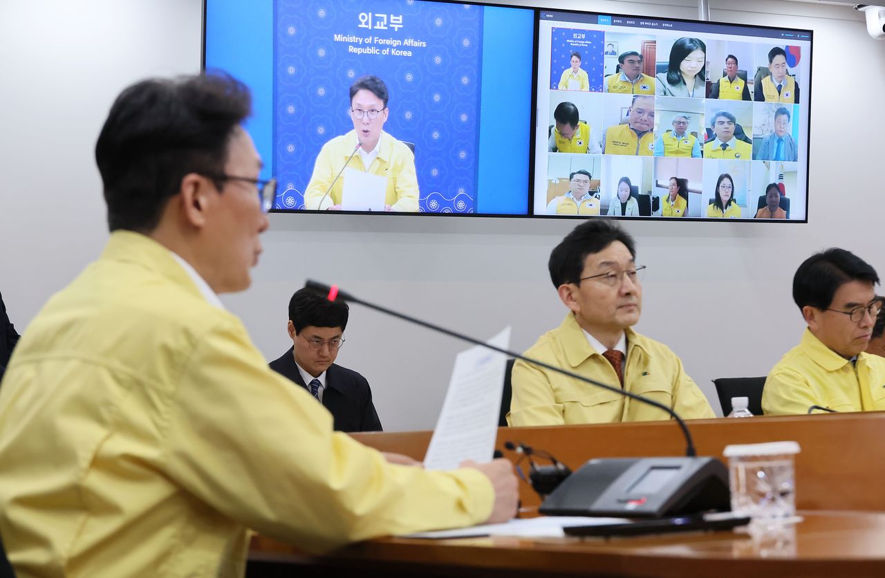 김민석 국무총리가 지난 3일 서울 종로구 외교부 청사에서 열린 중동 상황 관련 재외공관장회의를 주재하고 있다. 왼쪽부터 김 총리, 윤창렬 국무조정실장, 민기 국무총리비서실장. 연합뉴스