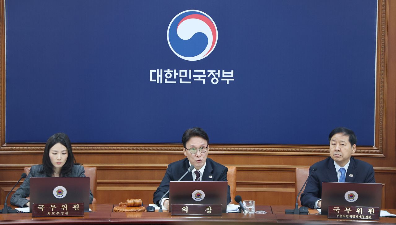 김민석 국무총리가 지난 3일 서울 종로구 정부서울청사에서 열린 국무회의에서 모두발언을 하고 있다. 오른쪽은 구윤철 부총리 겸 재정경제부 장관, 왼쪽은 김진아 외교부 2차관. 뉴스1