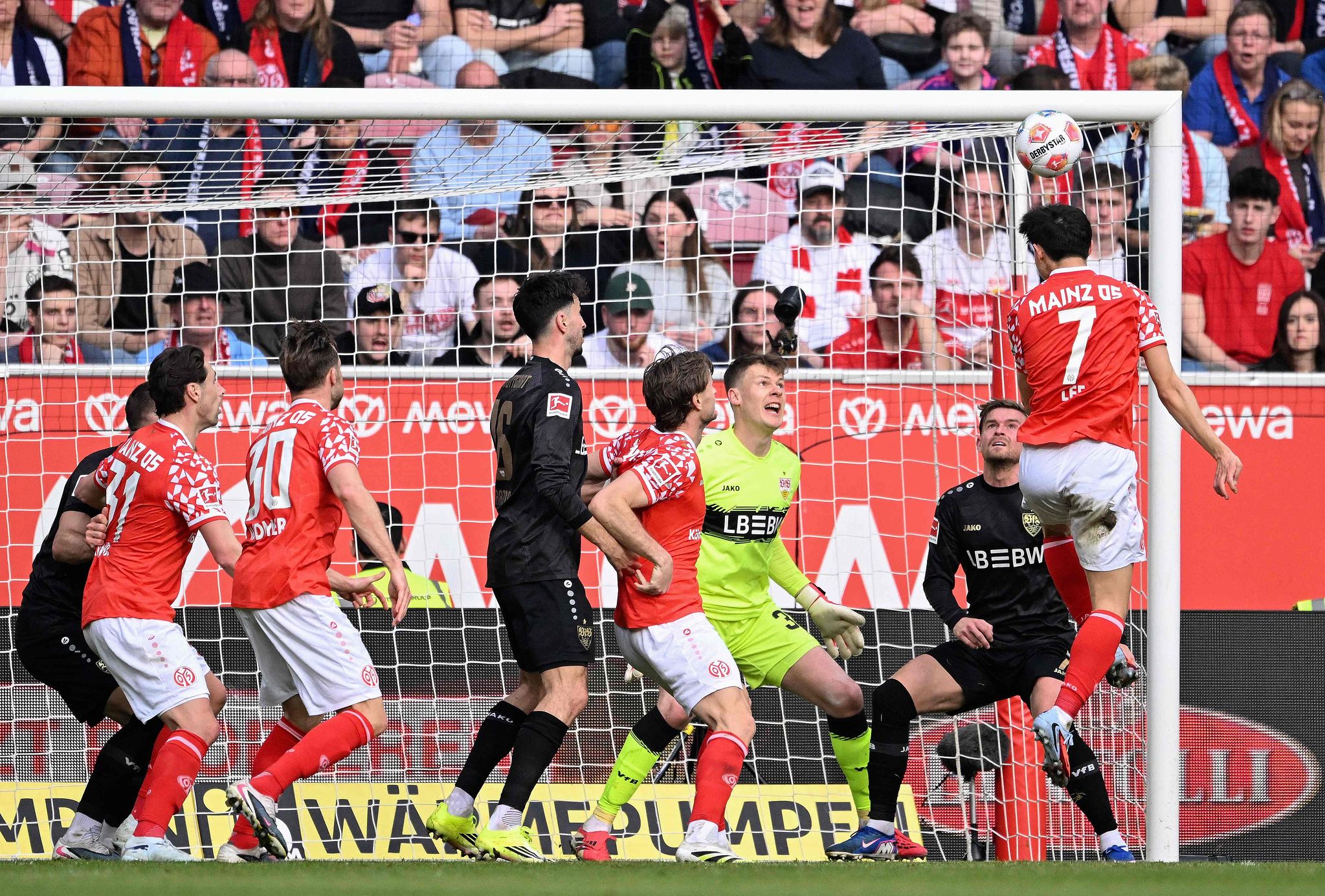 헤딩골을 터트린 마인츠 이재성(오른쪽). AFP=연합뉴스