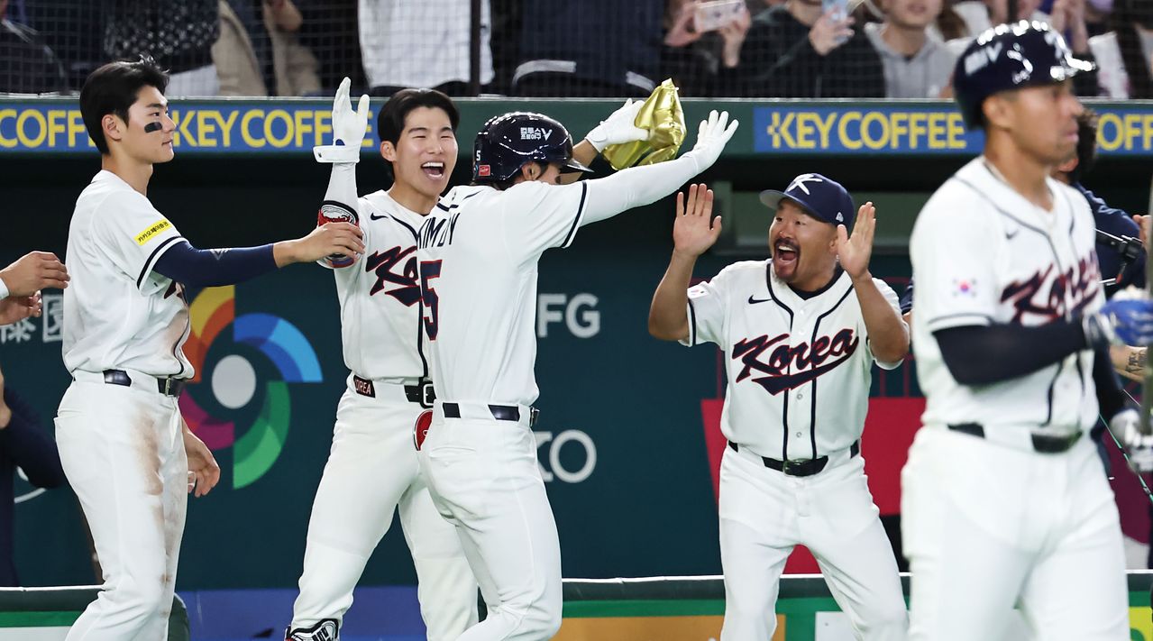 6회 김도영의 역전 2점포가 터진 뒤 환호하는 한국 더그아웃. 연합뉴스