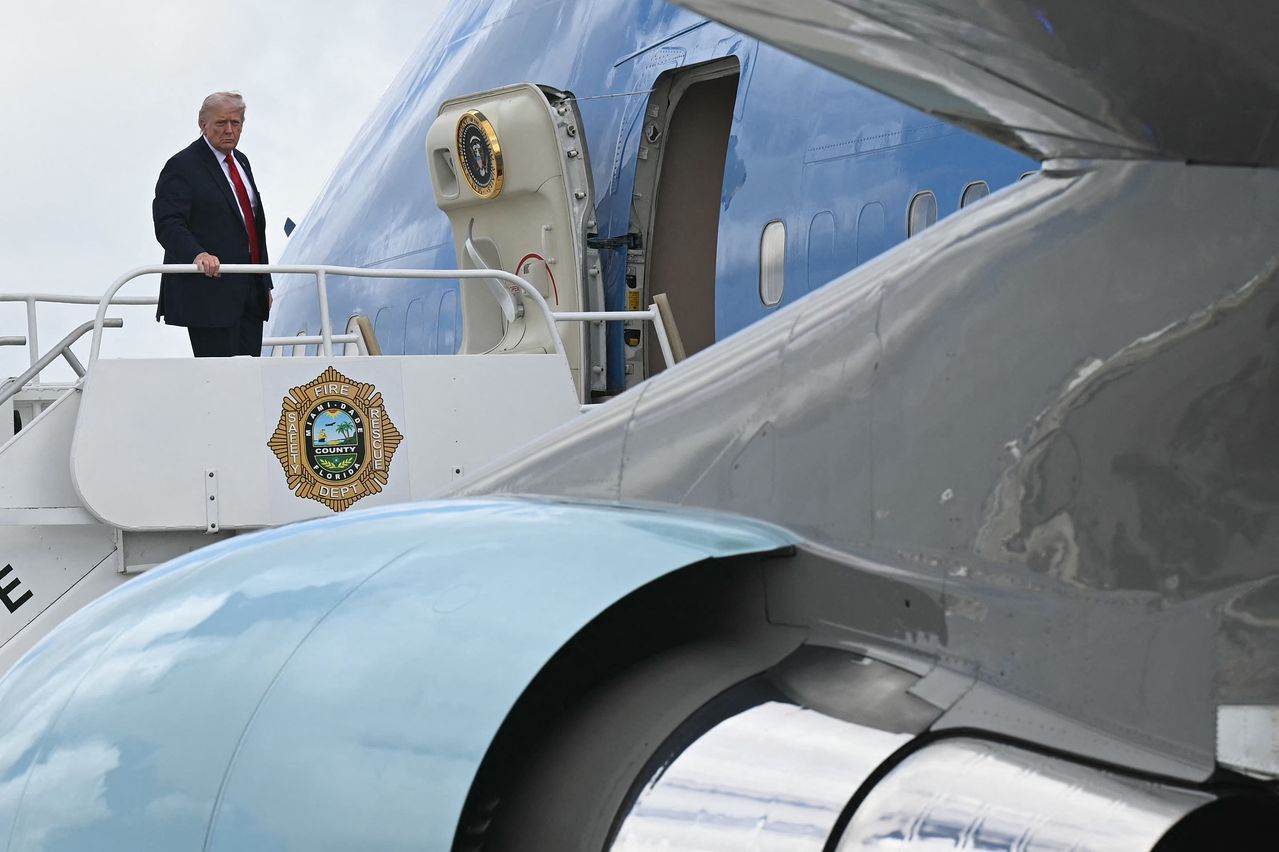 도널드 트럼프 미국 대통령이 7일(현지시간) 플로리다주 마이애미의 마이애미 국제공항에서 출발하기 전 에어포스 원에 탑승하고 있다. AFP=연합뉴스