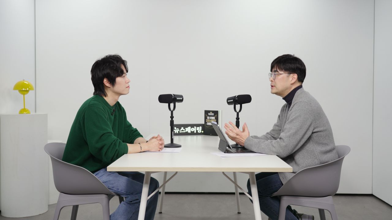 더중앙플러스 '뉴스페어링' 팟캐스트에 출연한 김지훈 작가(왼쪽). 중앙포토