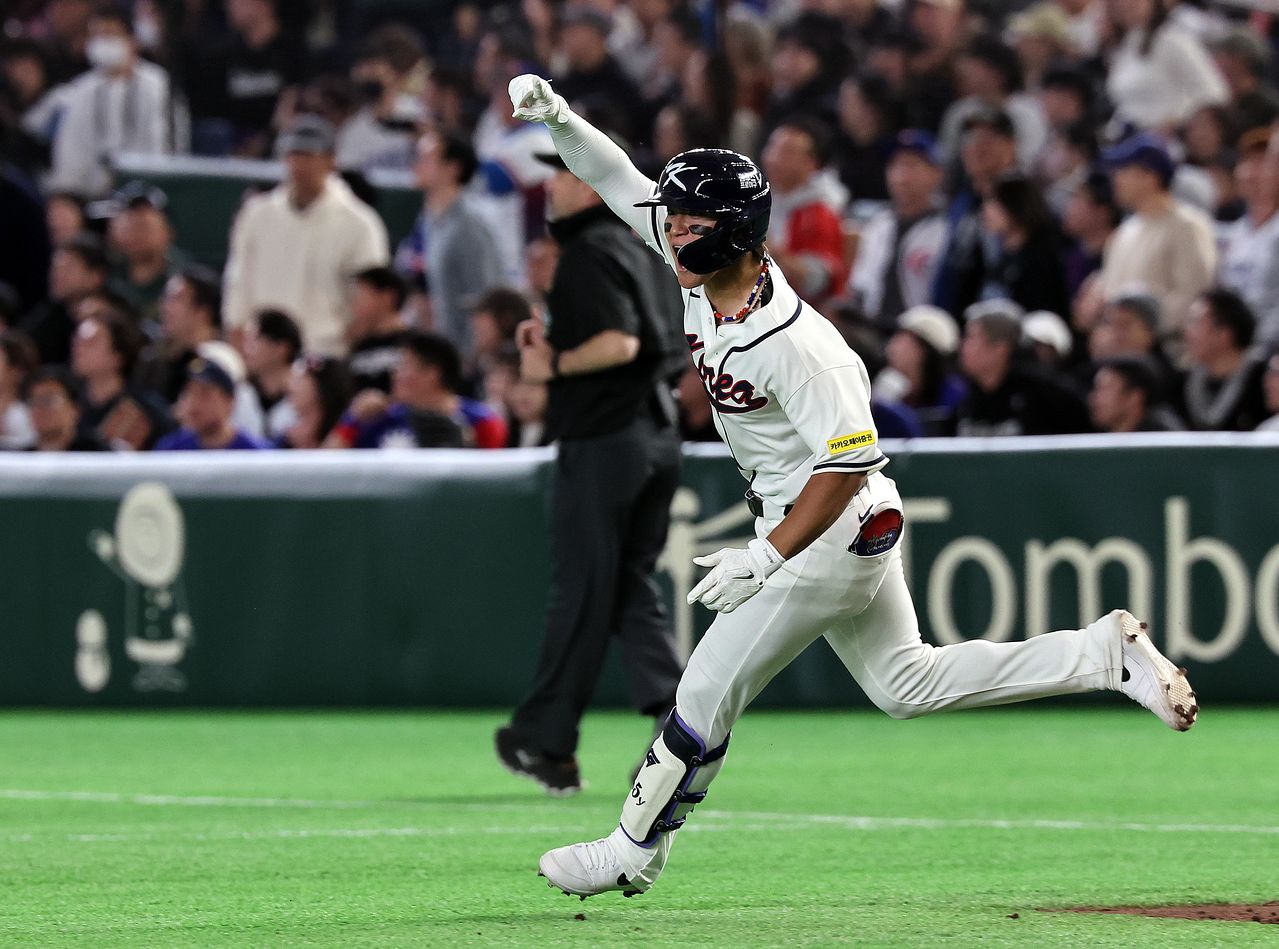 8회 말 동점 적시 2루타를 때려낸 김도영. 뉴스1