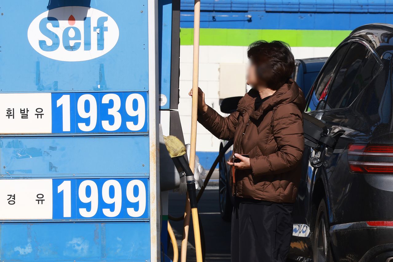 유가 급등으로 정부가 최고가격 지정을 검토하는 가운데 전국 주유소 기름값이 다소 완만해지는 모습이다. 8일 한국석유공사 유가정보시스템 오피넷에 따르면 이날 오전 9시 기준 전국 주유소 평균 휘발유 가격은 ℓ당 1천893.3원으로 전날보다 3.9원 올랐다. 경유 가격은 1천915.4원으로 4.8원 상승했다. 연합뉴스