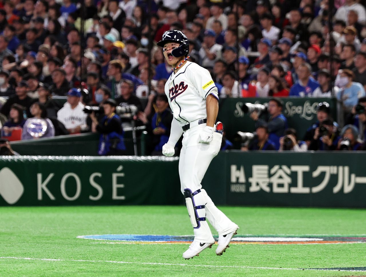 (도쿄=뉴스1) 구윤성 기자 = 8일 일본 도쿄돔에서 열린 2026 월드베이스볼클래식 조별리그 C조 대한민국과 일본의 경기. 대한민국 김도영이 6회말 1사 1루때 역전 투런홈런을 친 뒤 그라운드를 돌고 있다. 2026.3.8/뉴스1