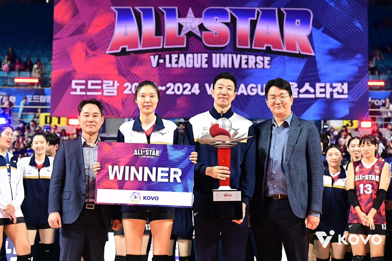 2024 올스타전 승리팀 수상자로 나선 양효진(왼쪽 둘째)와 신영석(왼쪽 셋째). 사진 한국배구연맹