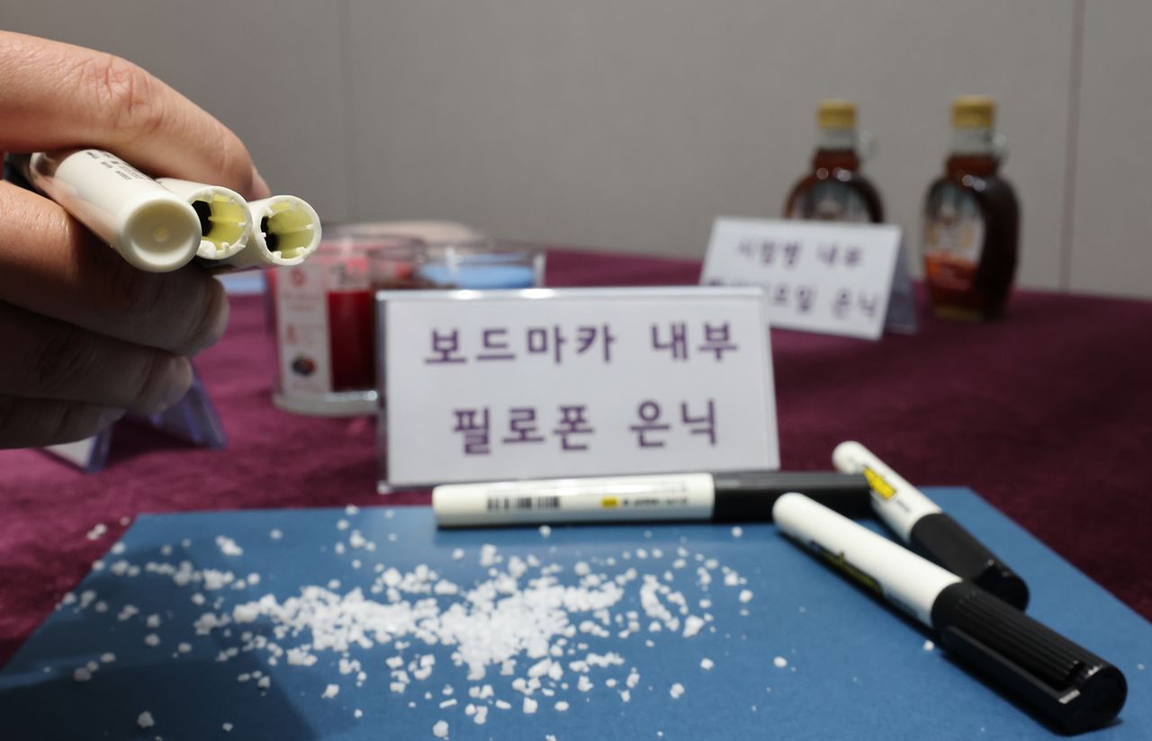 서울세관에서 관세청 관계자가 보드마카에 마약을 은닉한 단속품을 공개하고 있다. 연합뉴스