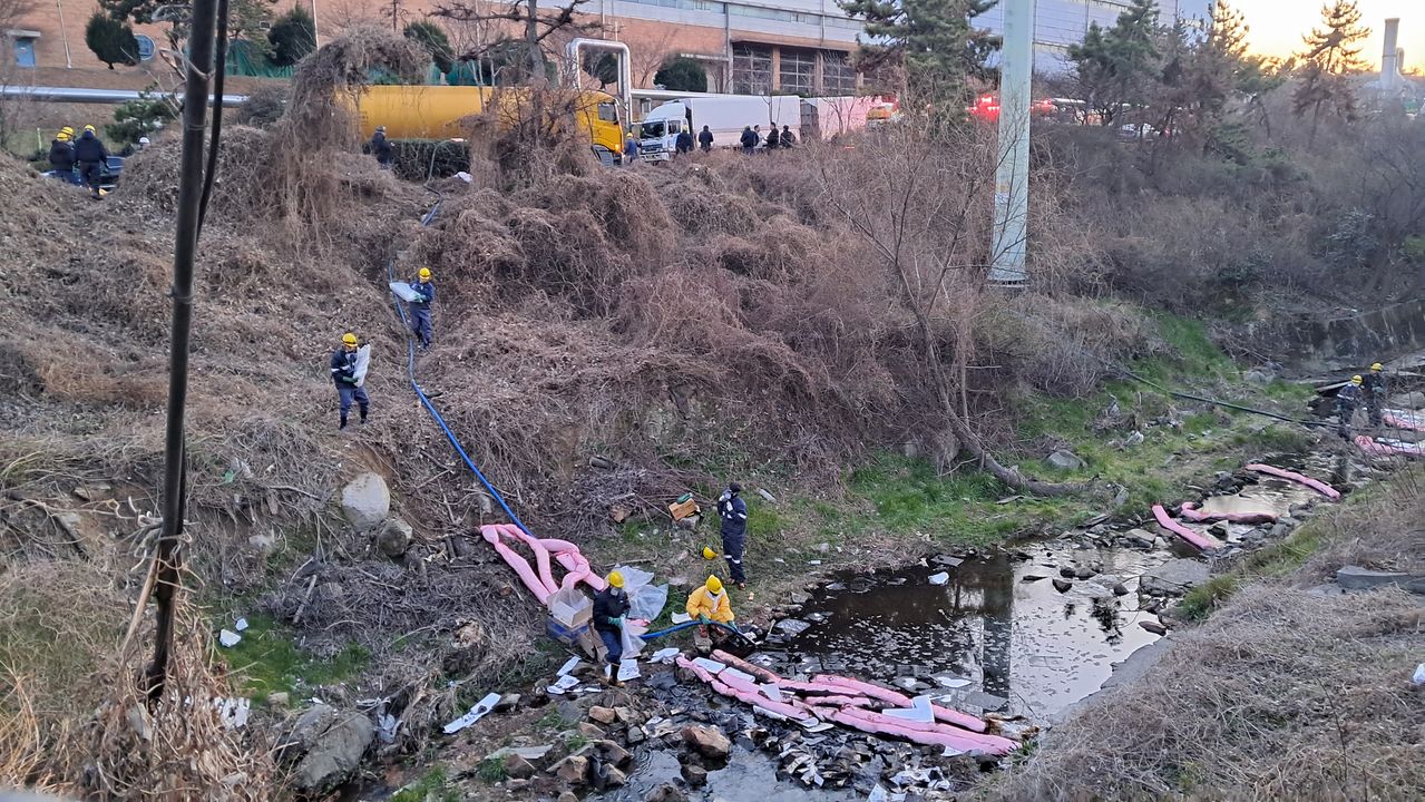 지난 7일 오후 5시 10분께 울산시 울주군 온산읍 온산국가산업단지 내 도로에서 원유가 유출되는 사고가 나 이틀째 방제 작업이 이뤄지고 있다. 울산소방본부 제공