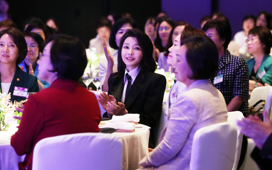 2023년 7월 한 행사에 참석해 박수를 치고 있는 김건희 여사. 대통령실사진기자단