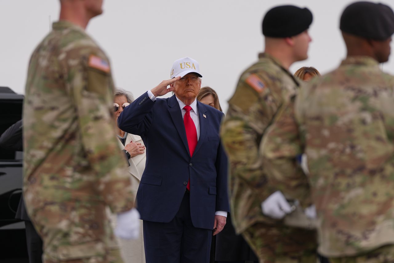 도널드 트럼프 미국 대통령이 7일(현지시간) 델라웨어주 도버공군기지에서 이란전 전몰 용사의 관에 경례하고 있다. AP=연합뉴스
