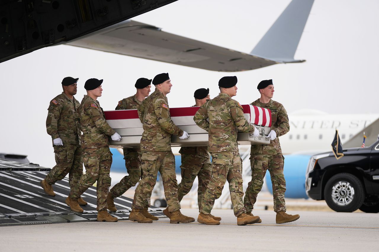 7일(현지시간) 미국 델라웨어주 도버 공군기지에 도착한 미군 수송기 C-17에서 대(對)이란 군사작전 도중 숨진 미군 전사자 6명의 관이 군 의장대에 의해 운구되고 있다. AP=연합뉴스
