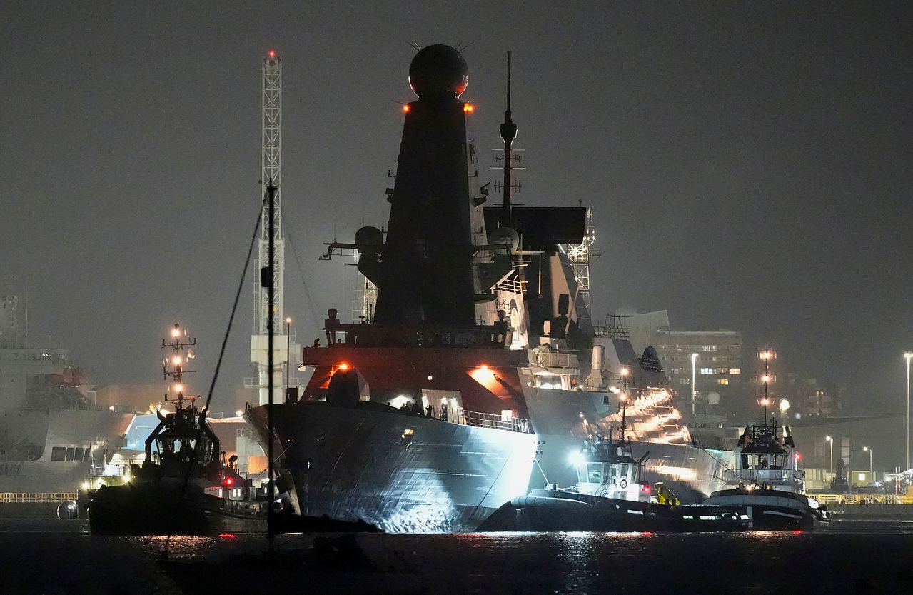 영국 해군 45형 구축함 HMS 드래곤호가 지난 3일 키프로스 주둔 영국군 보호 임무 수행을 위해 출항하기 전 햄프셔주 포츠머스 항의 상부 항만 탄약 시설(UHAF)로 향하고 있다. AP=연합뉴스