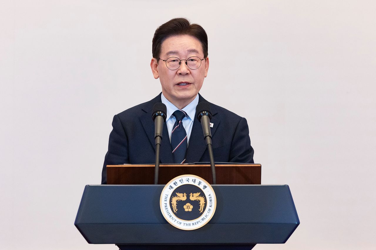 이재명 대통령이 6일 오후 청와대 영빈관에서 열린 2026년 준장 진급 장성 삼정검 수여식에서 격려사를 하고 있다. 청와대사진기자단