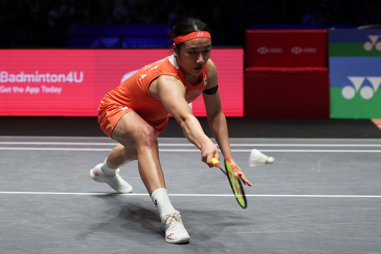 7일(현지시간) 영국 버밍엄 유틸리타 아레나에서 열린 2026 세계배드민턴연맹(BWF) 월드투어 슈퍼 1000 전영오픈 여자 단식 준결승에서 안세영(한국)이 천위페이(중국)와 경기하고 있다. AFP=연합뉴스