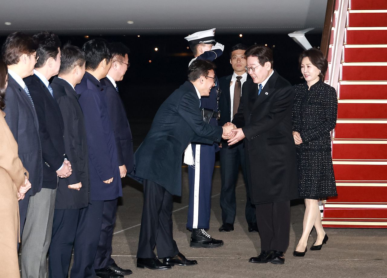 싱가포르·필리핀 국빈 방문 일정을 마친 이재명 대통령이 지난 4일 경기도 성남시 서울공항에 도착해 김민석 총리와 악수를 하고 있다. 청와대사진기자단