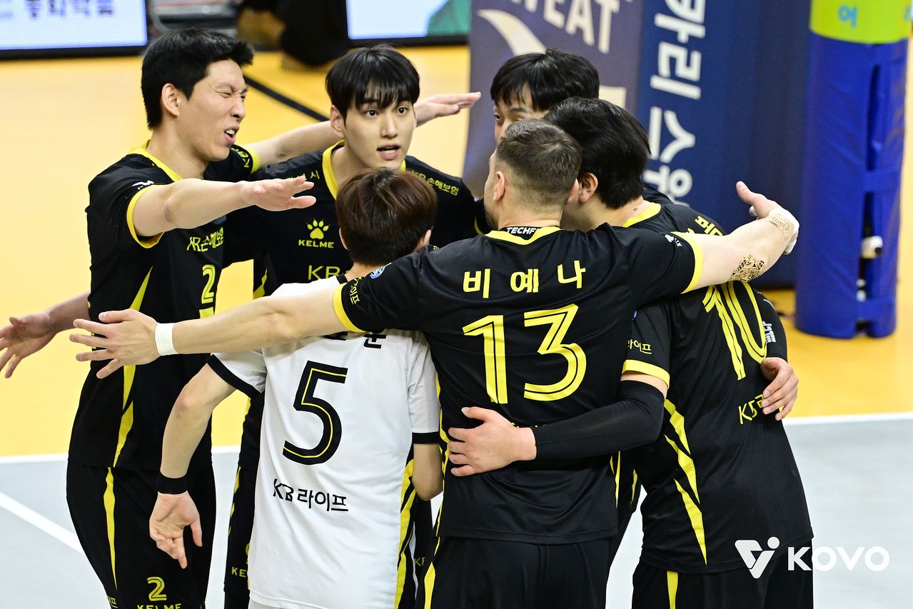 8일 의정부체육관에서 열린 OK저축은행과의 경기에서 득점한 뒤 기뻐하는 KB손해보험 선수들. 사진 한국배구연맹