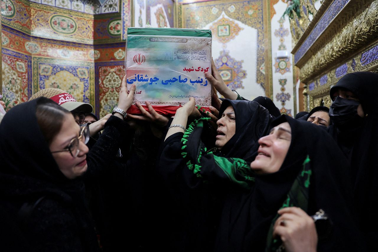 지난 7일(현지시간) 이란 테헤란에서 미·이스라엘과의 공습으로 숨진 어린이의 장례식이 열리고 있다. 로이터=연합뉴스