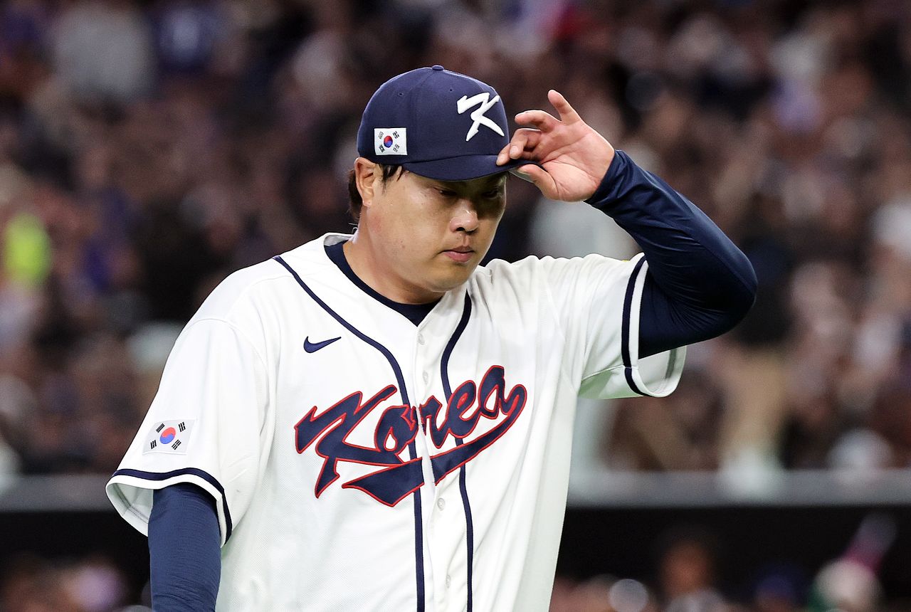 대만전에서 솔로홈런을 허용하고 아쉬워하는 류현진. 뉴스1