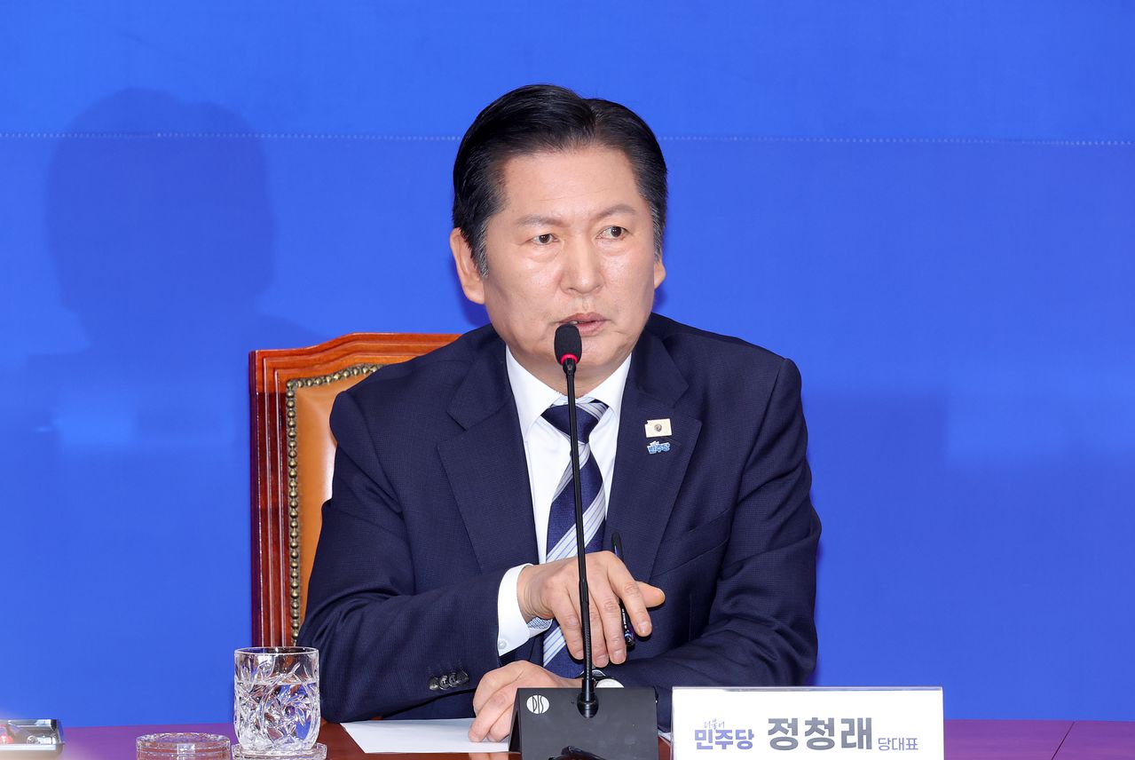 정청래 더불어민주당 대표가 8일 오전 국회에서 기자회견을 마치고 질의응답을 하고있다. 장진영 기자